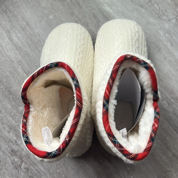 NWOT women’s cream colored crochet bootie slippers - Picture 4 of 8
